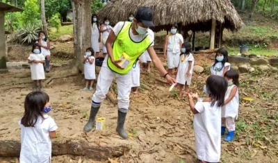 Niños Kogui recibiendo las ayudas.