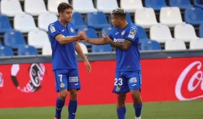 Cucho Hernández saluda a su compañero Jaime Mata.