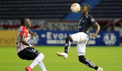 Edwuin Cetré disputa un balón ante Beder Julio Caicedo.