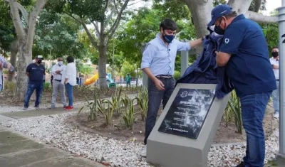 El Alcalde Jaime Pumarejo y el Gerente de la ADI Alberto Salah, en el parque Springfield.