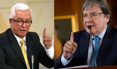 A la izquierda, Jorge Robledo, congresista. A la derecha el ministro de Defensa, Carlos Holmes Trujillo.