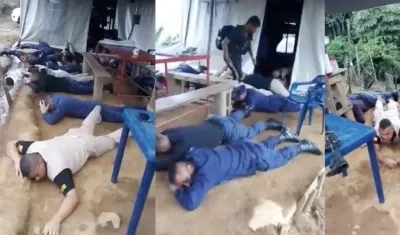 Los desminadores acostados boca abajo.