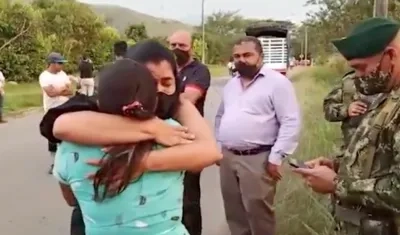 Abrazo entre la mamá de Juliana y la hermana del soldado.