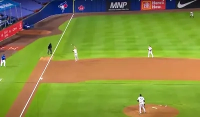 Gio Urhsela hace una sensacional atrapada. 