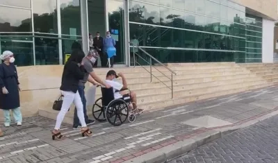 El empresario Antonio Vergel saliendo de la clínica.