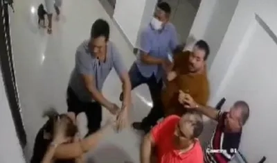 Momentos del golpe que le dio Rebaje a la pediatra.