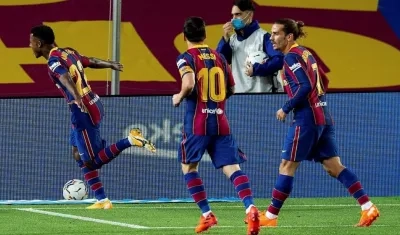 Ansu Fati celebra ante la mirada de Messi y Griezmann. 