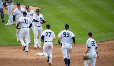 Giovanni Urshela celebra con los demás peloteros de los Yankees. 
