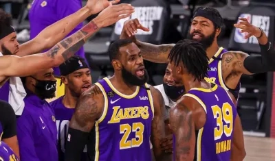 LeBron James celebra con sus compañeros. 