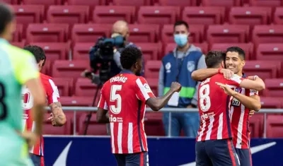 Luis Suárez celebra con sus compañeros su segundo gol ante el Granada.