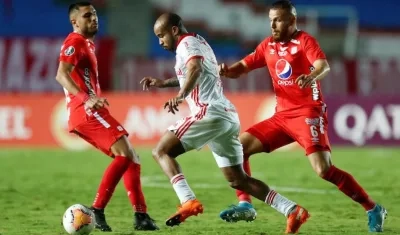 Acción del partido en el estadio 'Pascual Guerrero'.