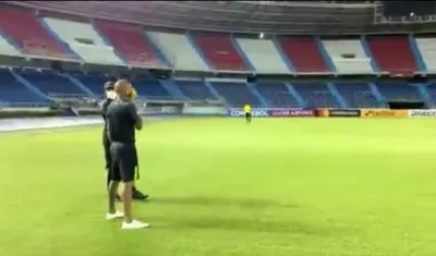 Jugadores del Barcelona hacen el reconocimiento de la cancha. 