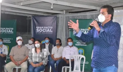 El alcalde socializando los diseños del parque y las dos canchas.