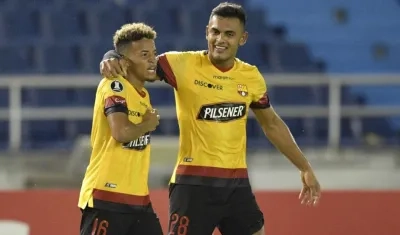 Jugadores de Barcelona celebrando el primer gol de Byron Castillo.