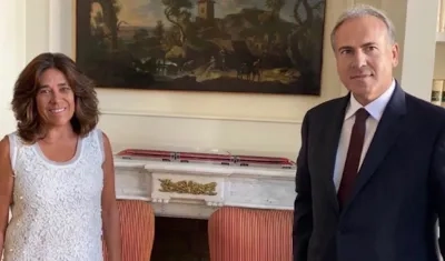 La Embajadora en Italia, Gloria Isabel Ramírez, y el director General del Grupo FS Italiane, Gianfranco Battisti.