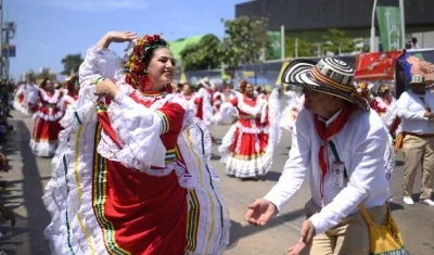 Bailarines danzan al ritmo de la Cumbia. 