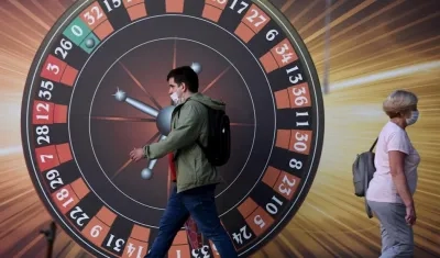 La vida con el Covid-19 es como la ruleta de esta foto.