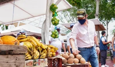 Jaime Pumarejo visita la iniciativa 'Mercado a tu Barrio' en el parque Tivoli.