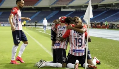 Jugadores de Junior celebran un gol. 