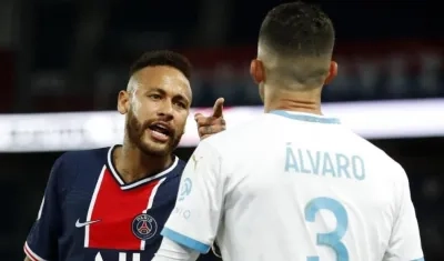 Momento de la pelea entre Neymar y González. 