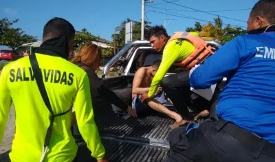 Uno de los jóvenes rescatados por los salvavidas. 