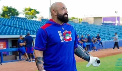 Sandy León, receptor de los Caimanes. 