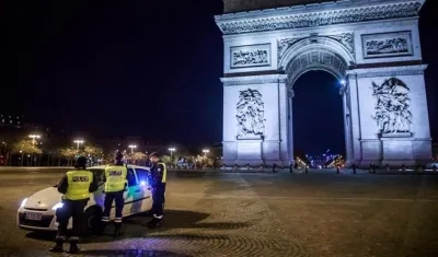Policías ejerciendo control en París. 
