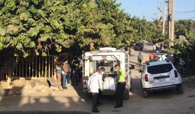 Personal de la Sijín en el levantamiento del cuerpo de la persona que se ahogó en Salgar.