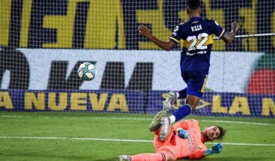 Sebastián Villa anotando para Boca Juniors.