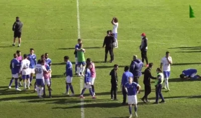 Jugadores mientras atienden a Alex Apolinário. 