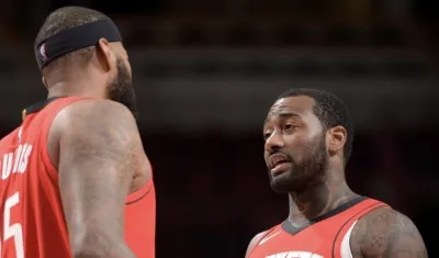 Jhon Wall con un compañero, durante el juego. 