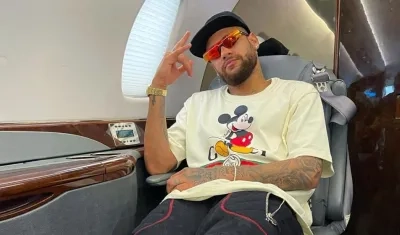 Neymar en el avión de vuelta a París. 