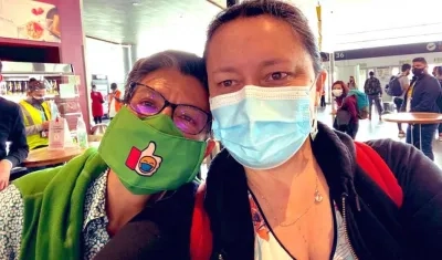 La Alcaldesa Claudia López con su pareja, la Senadora Angélica Lozano.