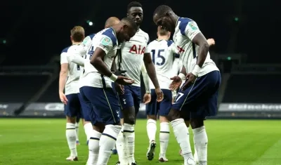 Davinson Sánchez celebra con sus compañeros. 