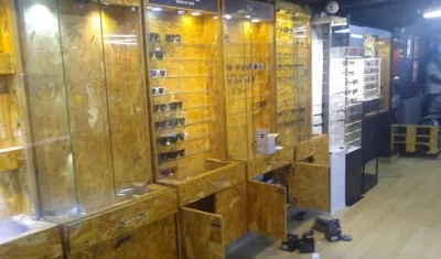 Así quedaron los estantes de la relojería en el norte de Barranquilla: los ladrones se llevaron todo.