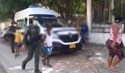 Policía de Infancia y Adolescencia de Cartagena traslada a niños y a sus madres a la comisaría.