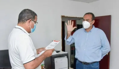 Yang Paul Domínguez tomó juramento como alcalde encargado de Tenerife.