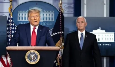 En la imagen, el presidente de EE.UU., Donald J. Trump, junto al vicepresidente estadounidense, Mike Pence (d).