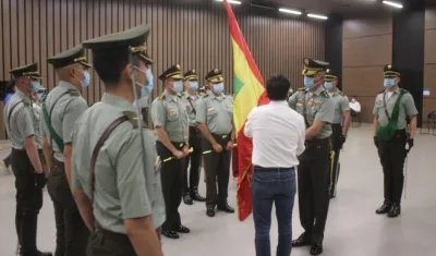 El General Diego Hernán Rosero recibe la bandera de Barranquilla.