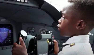 Graham Shema en la cabina de un avión Cesna. 