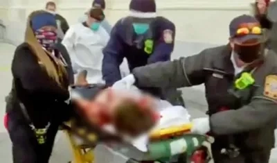 Momentos en que era trasladada a un centro asistencial.