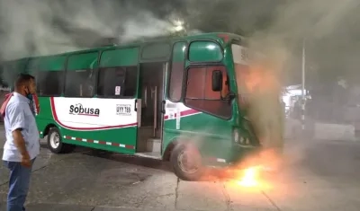 El vehículo envuelto en llamas.