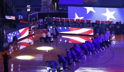 Jugadores de los Golden State Warriors rinden tributo a la democracia. 