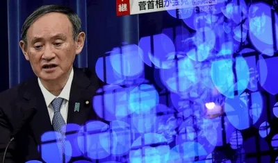 Una televisión emite la declaración de emergencia sanitaria del primer ministro nipón, Yoshihide Suga, en Tokio.