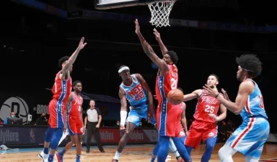 Acción del juego entre Nets y Sixers. 