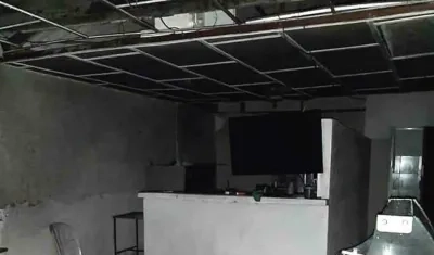 Cielo raso destruido por las llamas.