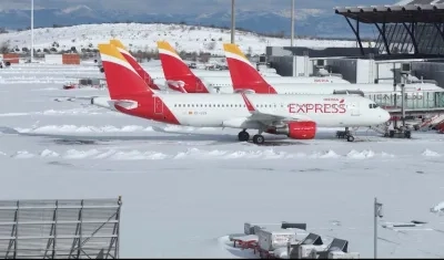 Aeronaves esperando el reinicio de operaciones en el aeropuerto de Madrid.