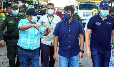 El Alcalde Jaime Pumarejo recorriendo las vías del sector.