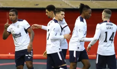 Alfredo Morelos, delantero colombiano, celebra con sus compañeros. 