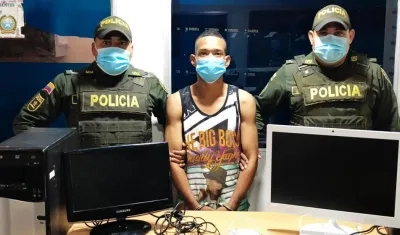 EL capturado con algunos de los objetos recuperados. 